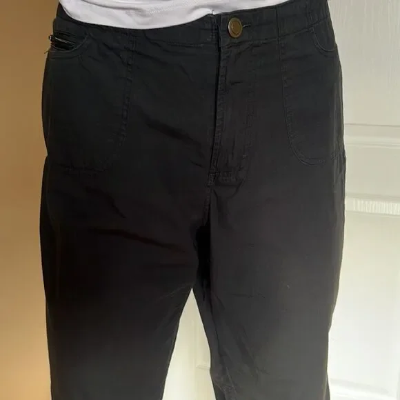 Black capris/Size 12   - Picture 2 of 10